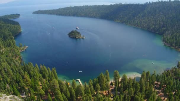 Νησί Στο Σμαραγδένιο Κόλπο Λίμνη Τάχο Από Εναέρια Drone — Αρχείο Βίντεο