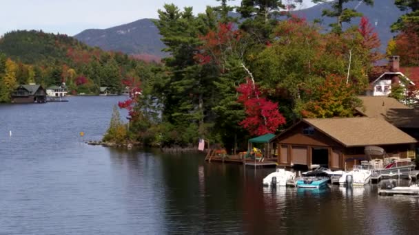 Lago Casa Muelles Aéreo Dron Montañas Lago Plácido — Vídeo de stock