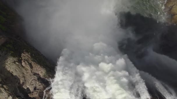 Olhando Para Baixo Drone Cachoeira Montanha — Vídeo de Stock