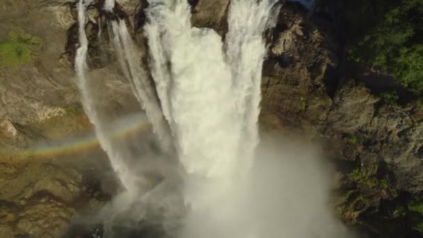 Kijkend Naar Beneden Een Rotsachtige Waterval Drone — Stockvideo