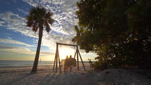 Pareja Casada Mira Puesta Sol Playa Tropical Cámara Lenta — Vídeos de Stock