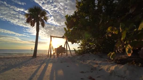 Couple Marié Regarde Coucher Soleil Sur Tropicalbeach Ralenti — Video