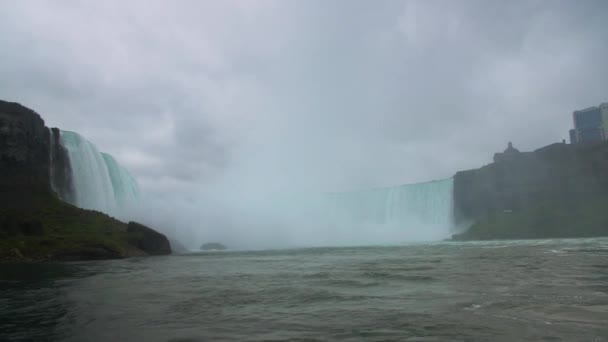 Niagara Πέφτει Θέα Από Βάρκα Περιήγηση Εκδρομή Καταρράκτες Νερού — Αρχείο Βίντεο