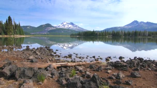 Oregonské Jezero Lesa Úbočí Hory — Stock video