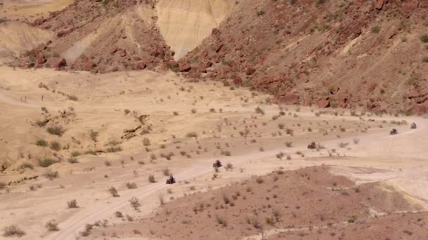 Quads Correndo Pela Estrada Montanha Deserto — Vídeo de Stock