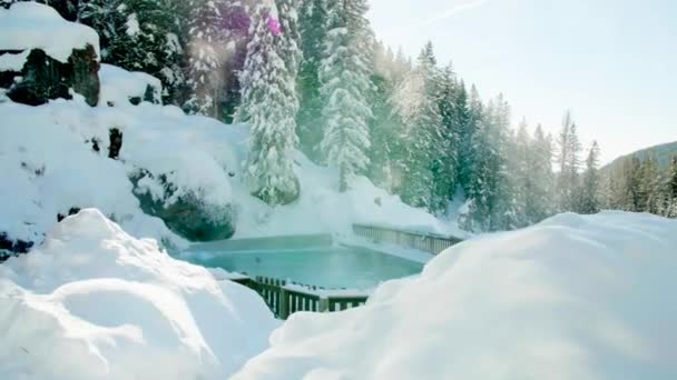 Bazénu Pohled Zasněžené Hory Modrou Oblohu Zimě — Stock video