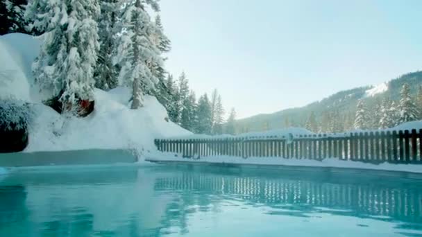 Vista Para Piscina Montanhas Cobertas Neve Céu Azul Inverno — Vídeo de Stock