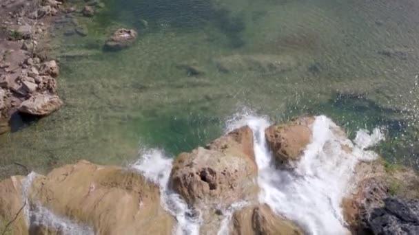 Cachoeira Rocha Cima Drone Tiro — Vídeo de Stock