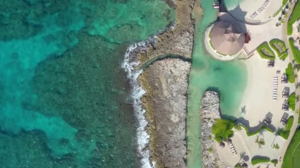 Rochers Large Une Plage Dans Les Caraïbes Survolant Par Drone — Video