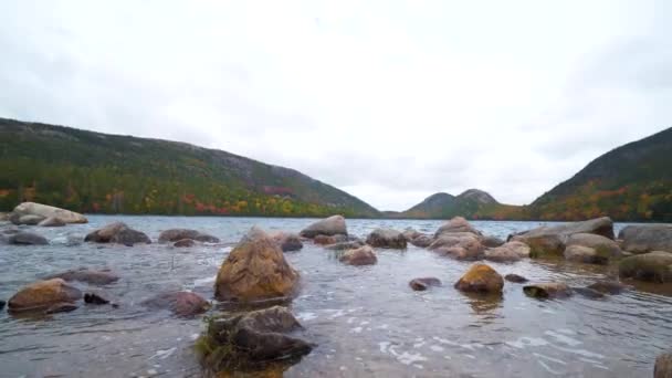 Spiaggia Rocciosa Nel Parco Nazionale Foresta Natura Selvaggia Montagne — Video Stock