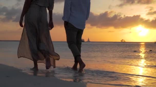 Romantisch Strand Bij Zonsondergang Getrouwd Paar Lopen Samen Blootsvoets — Stockvideo