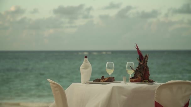 Cena Romantica Champagne Sulla Spiaggia Ventosa Cinema Slow Motion — Video Stock