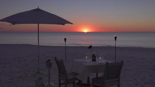 Romantické Stoly Židle Pláži Při Západu Slunce — Stock video