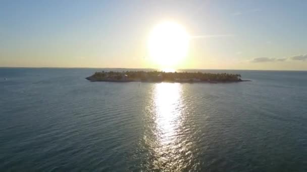 Coucher Soleil Derrière Des Maisons Luxe Sur Une Île Tropicale — Video