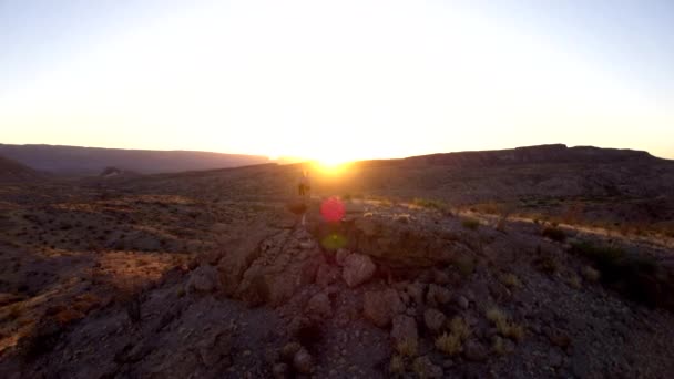 Coucher Soleil Sur Désert Montagnes Couple — Video