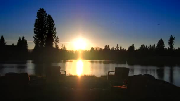 Проміжок Часу Заходу Сонця Озері Деревах — стокове відео