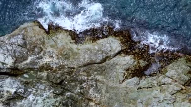 Uppifrån Och Ned Utsikt Över Stora Sur Ocean Mot Stenar — Stockvideo