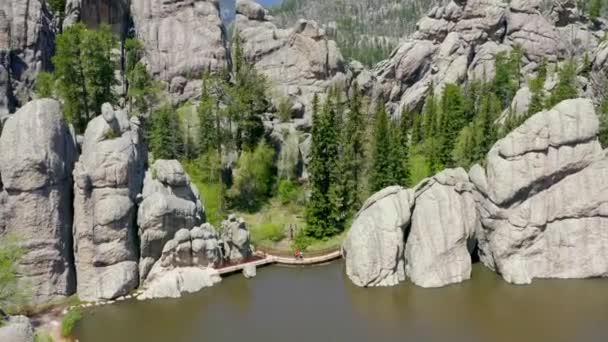 卡斯特州立公园空中无人机景观中的一座桥上的游客 — 图库视频影像