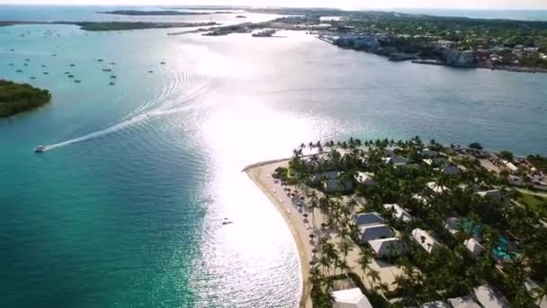 Ciudad Playa Tropical Con Barco Jet Ski Pasando — Vídeo de stock