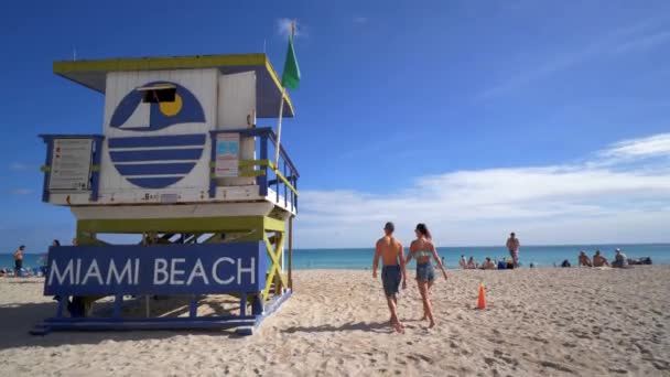 Séta Mellett Miami Strand Felirat Pár Strandon Lassított Felvétel — Stock videók