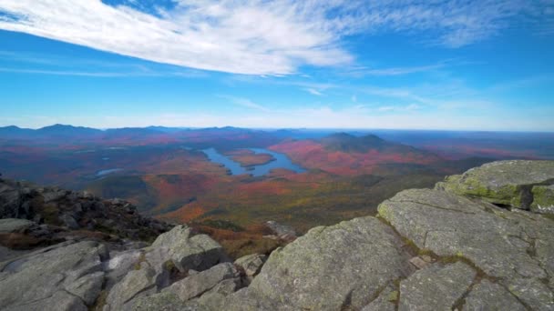 Vista Del Hermoso Lago Plácido Desde Pico Montaña — Vídeo de stock