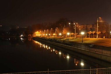 Gölün üzerinde güzel bulutlu bir gökyüzü. Güneşin ışınları bulutların arasından