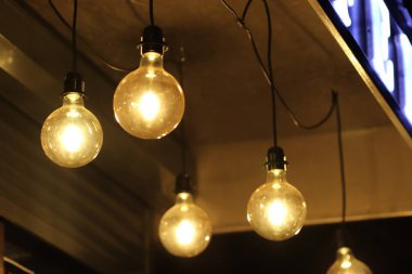 Karanlıktaki lamba ışığı, aydınlatır