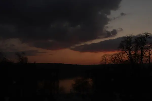 Rot Rosa Sonnenuntergang Wolkenverhangenen Himmel Über Dem See Park — Stockfoto