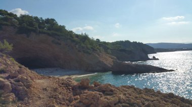 Su, gökyüzü, doğa... Yaz kumsalındaki mavi su.