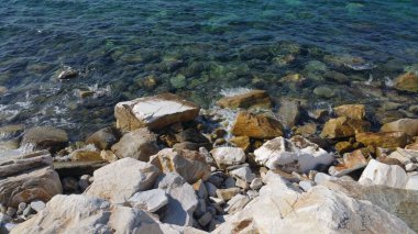 Su, gökyüzü, doğa... Yaz kumsalındaki mavi su.