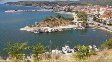 Su, gökyüzü, deniz kenarındaki doğa plajı.