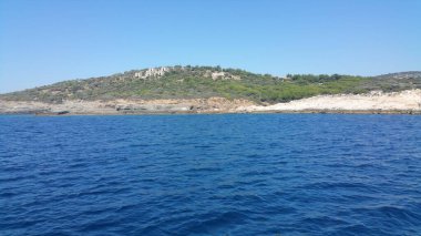 Deniz manzarası, adanın yamaçları.