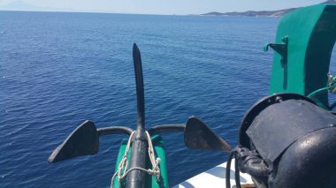 Gemi denizde demirliyor, ada ufkunda