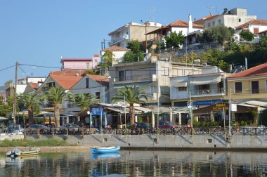 Deniz kenarında bir yaz tatili, deniz kenarında bir kasaba.