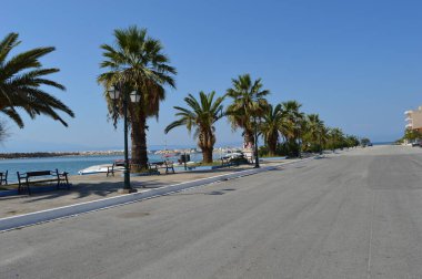 Bulutlu bir günde ada iskelesi, Tanrı 'nın evi, Yunanistan' da yaz aylarında Tanrı için küçük bir ev.