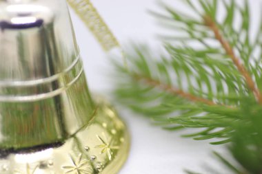 Ladin dalı ve altın bir çan, yeni yıl tatili