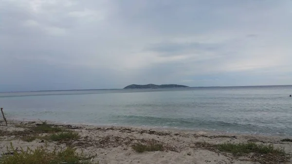 Вид Пляжа Остров Через Море Дождливый Облачный День — стоковое фото