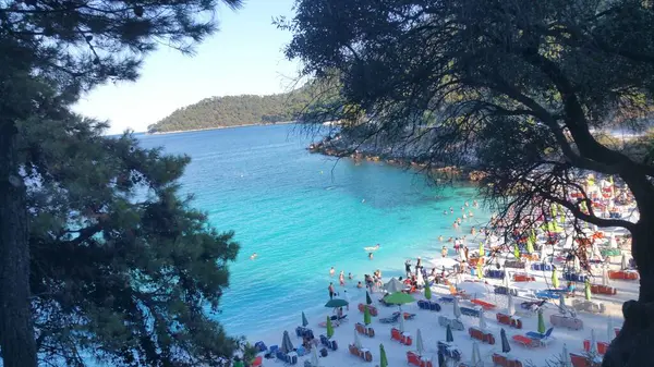 Emberek Strandon Közel Kék Tenger Víz Márvány Fehér Strand — Stock Fotó