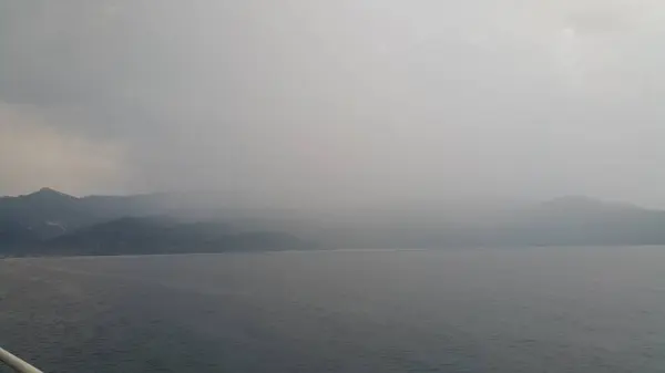 Острів Відстані Блакитного Моря Природа Відпустці Острів Тумані Темні Хмари — стокове фото