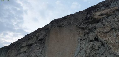 Gökyüzüne karşı taş duvar