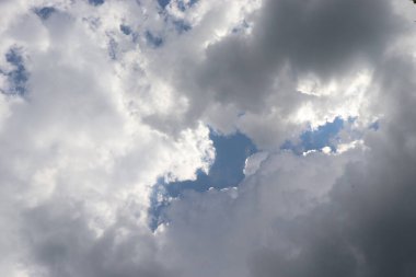 Mavi bulutlu gökyüzü, güneşli gün, bulutlu gökyüzü aydınlık bir günde, mavi gökyüzünde beyaz bulutlar