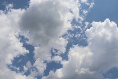 Mavi bulutlu gökyüzü, güneşli gün, bulutlu gökyüzü aydınlık bir günde, mavi gökyüzünde beyaz bulutlar