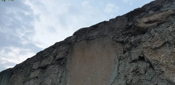 Каменная Стена Против Неба — стоковое фото