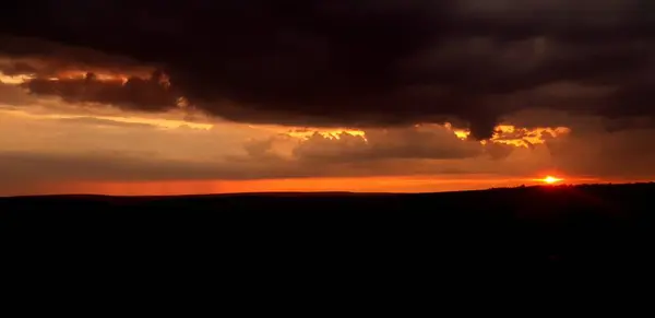 Zachód Słońca Pochmurnym Niebie Ostatnie Dni Lata — Zdjęcie stockowe