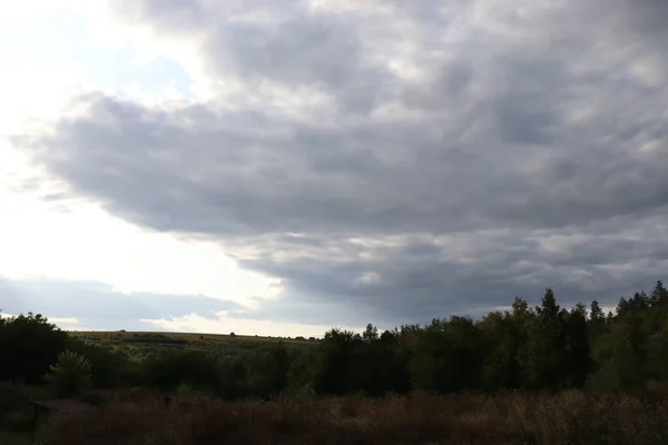 Blå Himmel Vackra Vintermoln Molnig Himmel Ovanför Skogen — Stockfoto