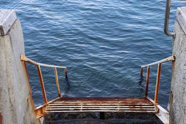 Denizde demir paslı merdivenler