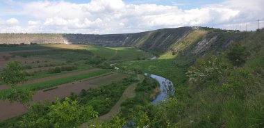 Yazın dağ manzarası, bulutlu gökyüzü