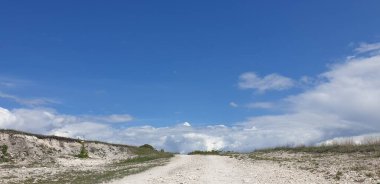 Bulutlara giden yol, ışık, yol kenarındaki yeşil çimenler, gökteki ay.