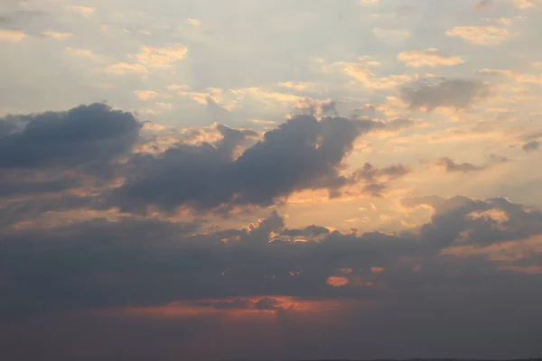 Zonsondergang Een Bewolkte Hemel Laatste Dagen Van Zomer — Stockfoto