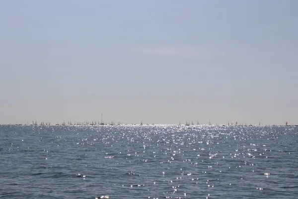 Refleksi Matahari Laut Perahu Kejauhan — Stok Foto